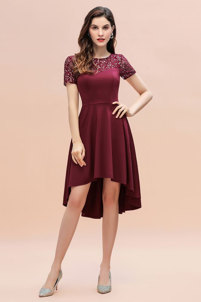 Robe de cocktail bordeaux à sequins, coupe asymétrique, manches courtes, style trapèze, idéale pour tous les jours.