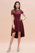 Robe de cocktail bordeaux à sequins, coupe asymétrique, manches courtes, style trapèze, idéale pour tous les jours.