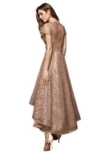 Robe cocktail courte à sequins et perles, coupe asymétrique.