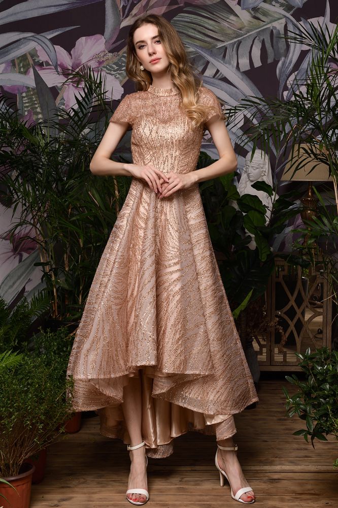 Robe cocktail courte à sequins et perles, coupe asymétrique.