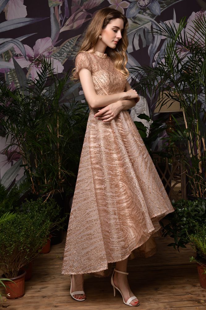Robe cocktail courte à sequins et perles, coupe asymétrique.