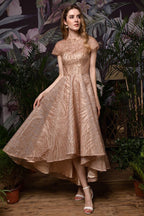 Robe cocktail courte à sequins et perles, coupe asymétrique.
