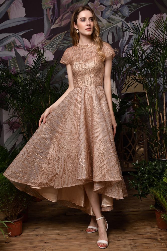 Robe cocktail courte à sequins et perles, coupe asymétrique.