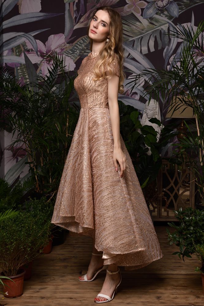 Robe cocktail courte à sequins et perles, coupe asymétrique.