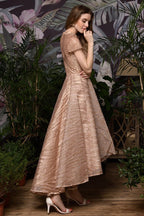 Robe cocktail courte à sequins et perles, coupe asymétrique.
