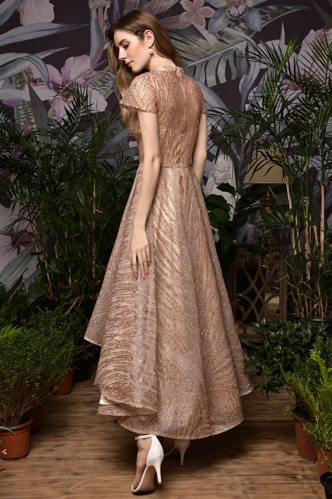 Robe cocktail courte à sequins et perles, coupe asymétrique.