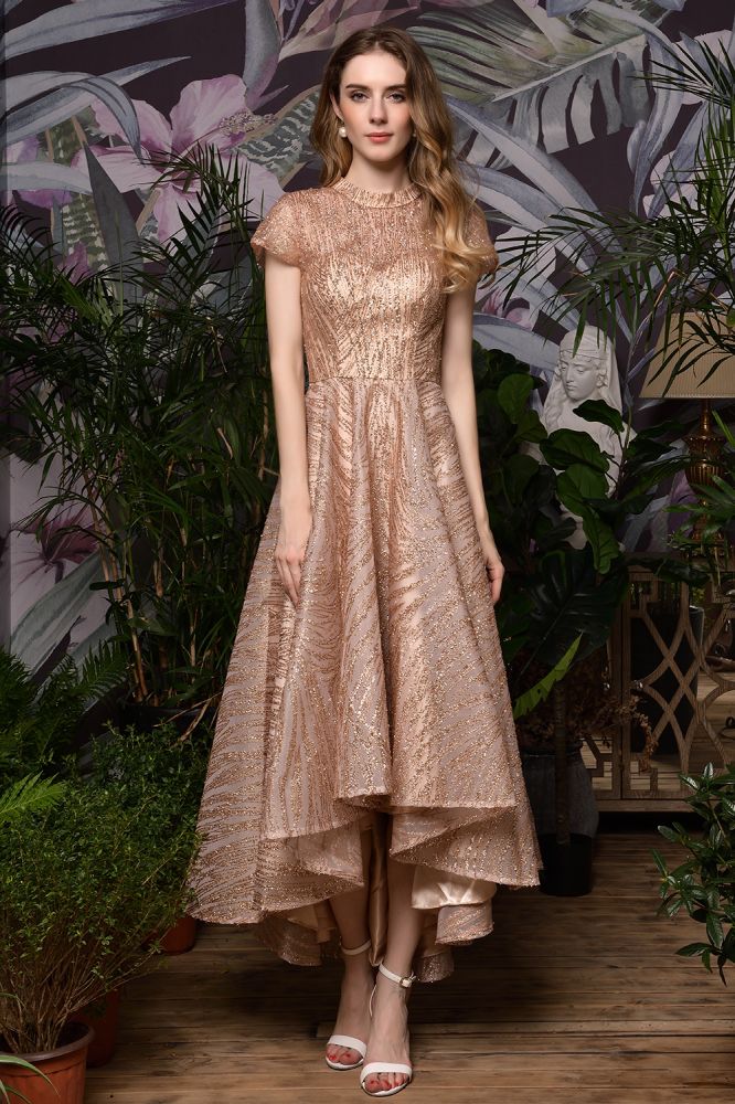 Robe cocktail courte à sequins et perles, coupe asymétrique.