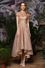 Robe cocktail courte à sequins et perles, coupe asymétrique.