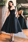 Robe de bal noire courte en satin dos nu avec décolleté cœur et poches