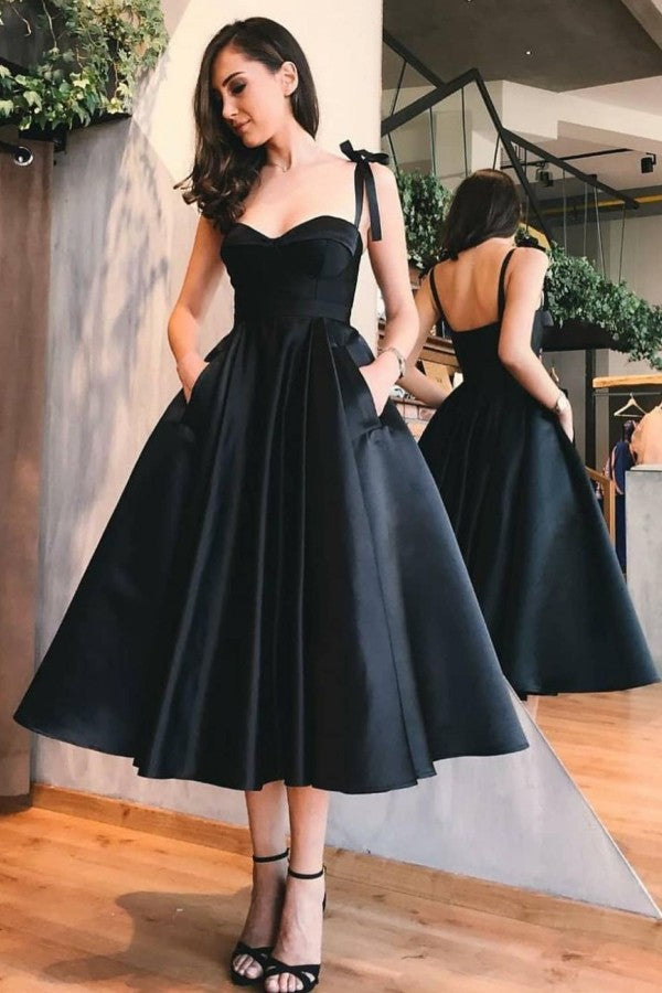 Robe de bal noire courte en satin dos nu avec décolleté cœur et poches