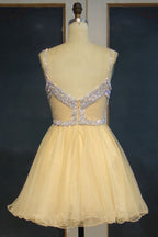 Robe de bal courte en tulle, coupe trapèze, bretelles spaghetti et décolleté cœur à sequins