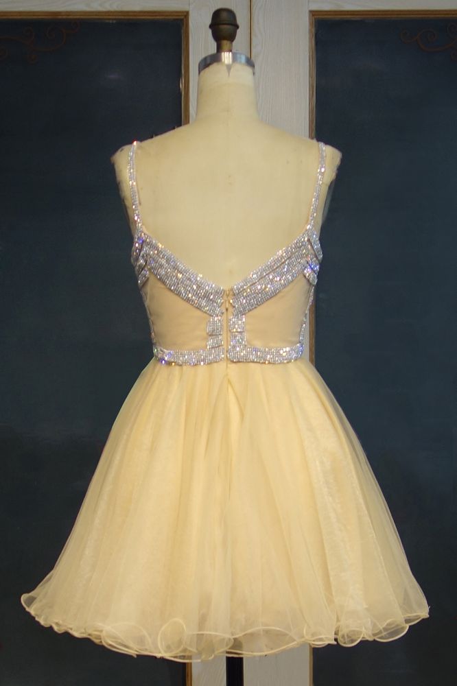 Robe de bal courte en tulle, coupe trapèze, bretelles spaghetti et décolleté cœur à sequins