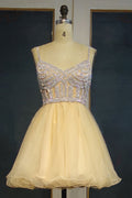 Robe de bal courte en tulle, coupe trapèze, bretelles spaghetti et décolleté cœur à sequins