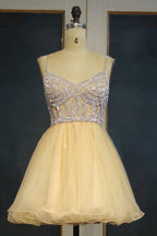 Robe de bal courte en tulle, coupe trapèze, bretelles spaghetti et décolleté cœur à sequins