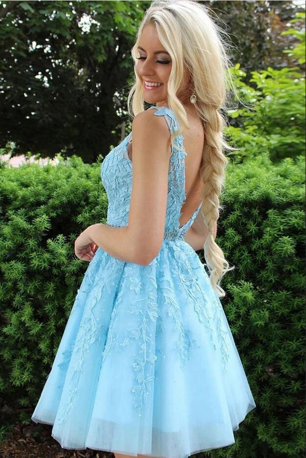 Robe de bal bleue en tulle, col V court, coupe trapèze, dos nu et dentelle, coupe trapèze, courte, encolure en V.