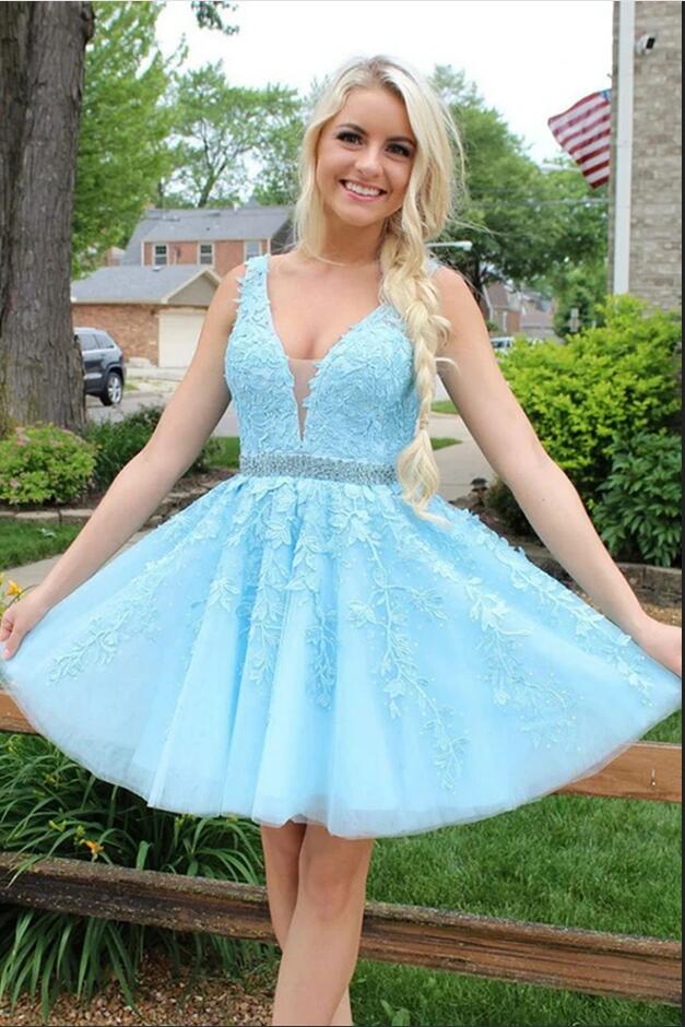 Robe de bal bleue en tulle, col V court, coupe trapèze, dos nu et dentelle, coupe trapèze, courte, encolure en V.