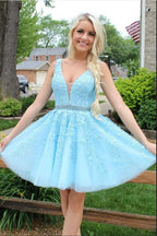Robe de bal bleue en tulle, col V court, coupe trapèze, dos nu et dentelle, coupe trapèze, courte, encolure en V.