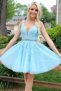 Robe de bal bleue en tulle, col V court, coupe trapèze, dos nu et dentelle, coupe trapèze, courte, encolure en V.