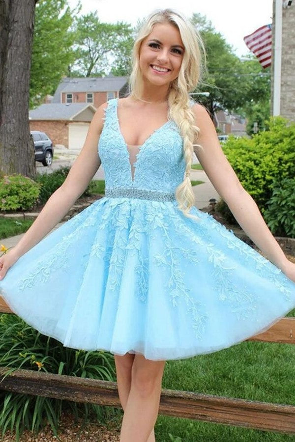 Robe de bal bleue en tulle, col V court, coupe trapèze, dos nu et dentelle, coupe trapèze, courte, encolure en V.