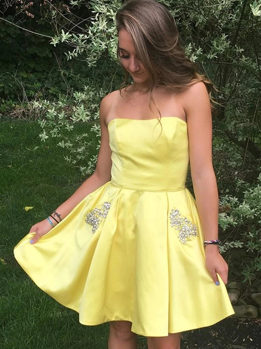 Robe de bal courte jaune en satin, coupe trapèze, sans bretelles, ornée de perles