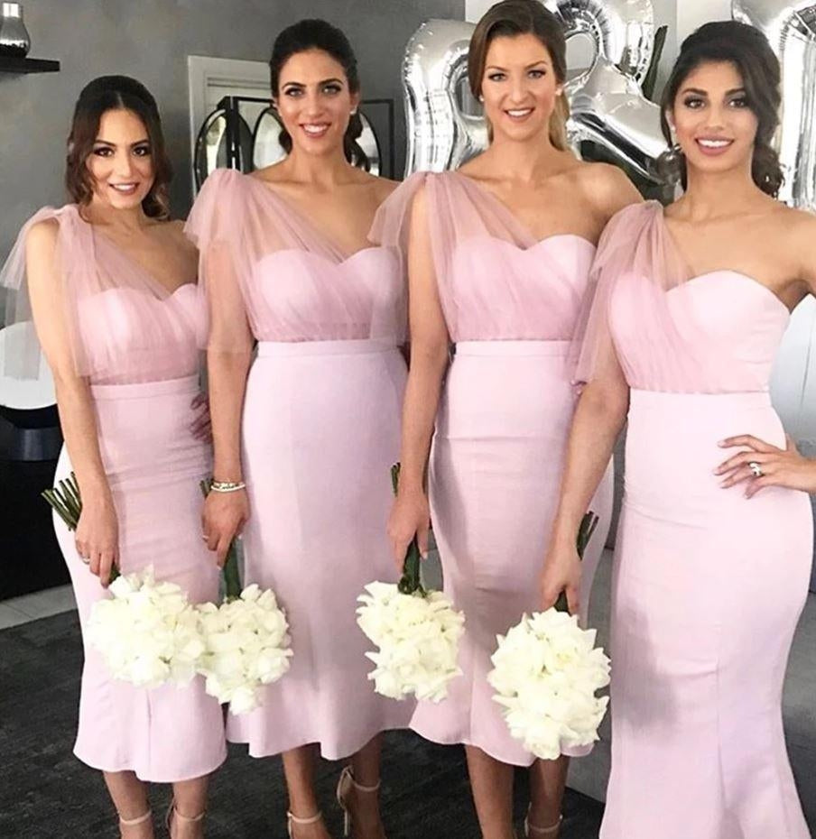 Vestidos de dama de honor de satén negro con corte sirena y hombros descubiertos cortos