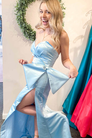 Vestido largo de fiesta rojo sin tirantes con abertura lateral