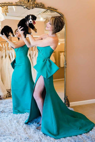 Vestido largo de fiesta rojo sin tirantes con abertura lateral