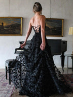 Silas | Vestido largo de fiesta negro corte A sin tirantes con flores 3D y abertura