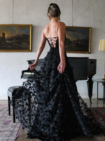 Silas | Vestido largo de fiesta negro corte A sin tirantes con flores 3D y abertura