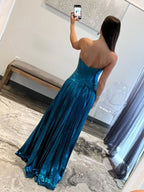 Sileas | Vestido largo de fiesta plisado metálico color turquesa con escote corazón y abertura