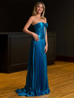 Sileas | Vestido largo de fiesta plisado metálico color turquesa con escote corazón y abertura