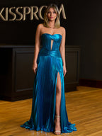 Sileas | Vestido largo de fiesta plisado metálico color turquesa con escote corazón y abertura