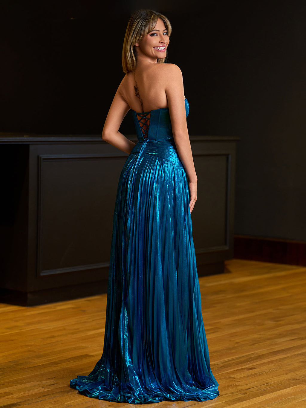 Sileas | Vestido largo de fiesta plisado metálico color turquesa con escote corazón y abertura