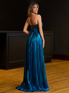 Sileas | Vestido largo de fiesta plisado metálico color turquesa con escote corazón y abertura