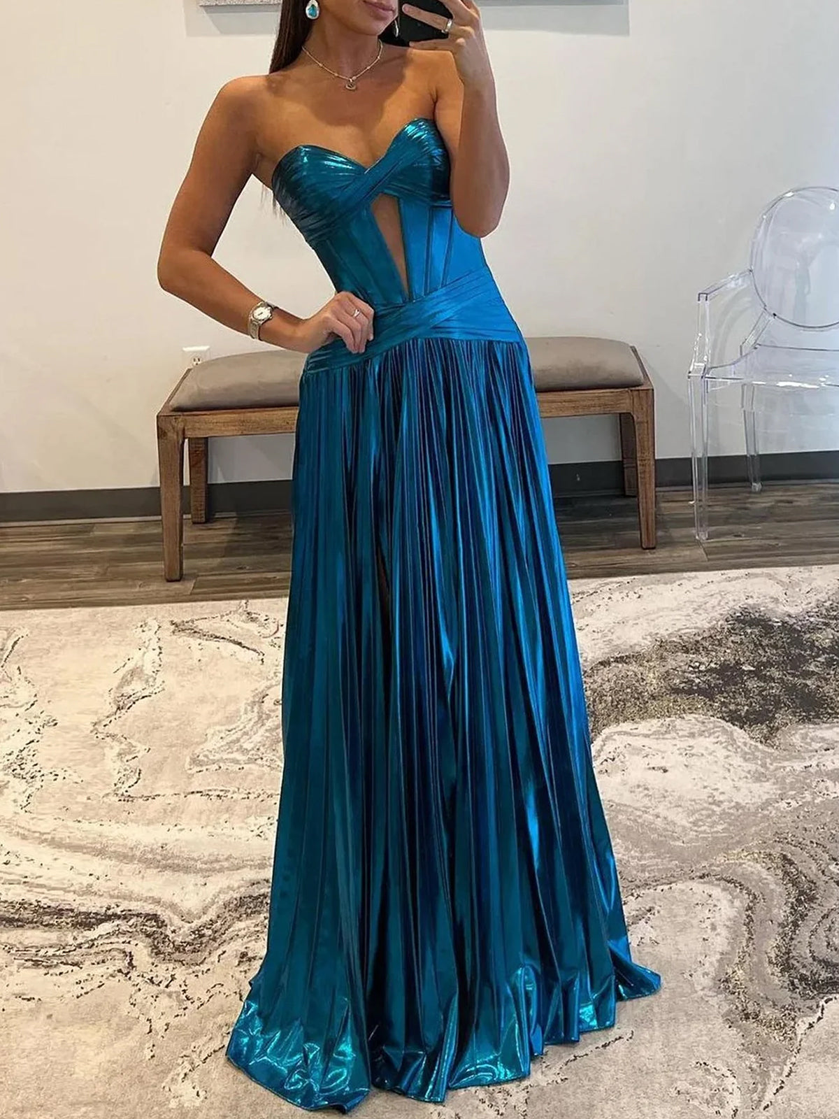 Sileas | Vestido largo de fiesta plisado metálico color turquesa con escote corazón y abertura