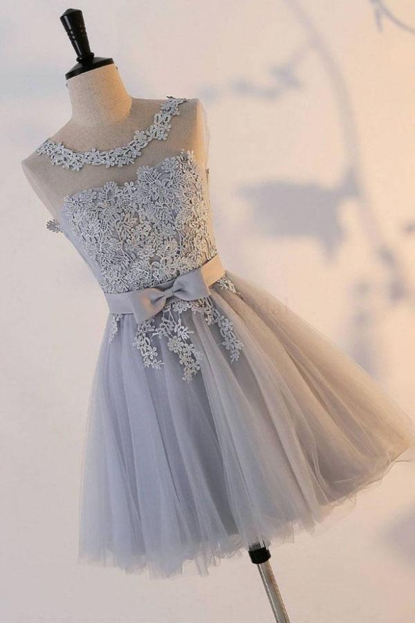 Robes de bal courtes en tulle avec nœud argenté et application PD302