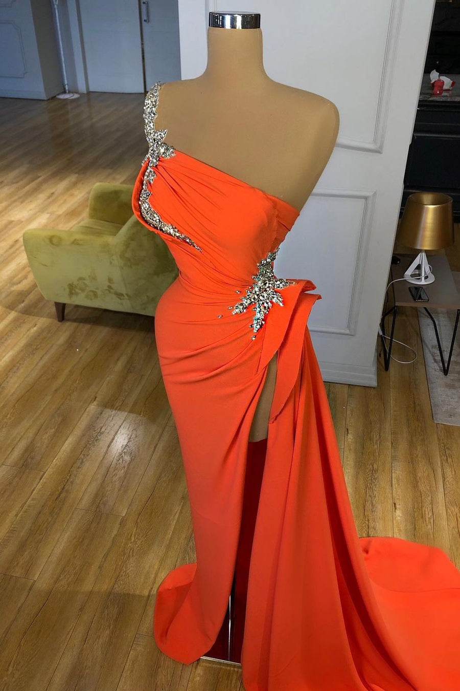 Robe de bal orange à sequins argentés, fente haute et épaule dénudée