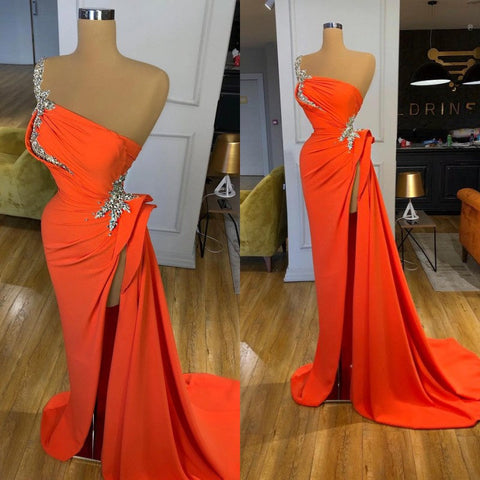 Robe de bal orange à sequins argentés, fente haute et épaule dénudée