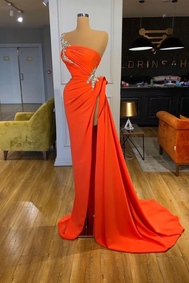 Robe de bal orange à sequins argentés, fente haute et épaule dénudée