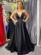 Silvie | Robe de bal noire en satin, coupe trapèze, décolleté en V profond et perles