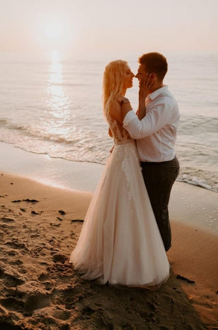 Vestidos de novia sencillos de corte A, sin espalda y con encaje.