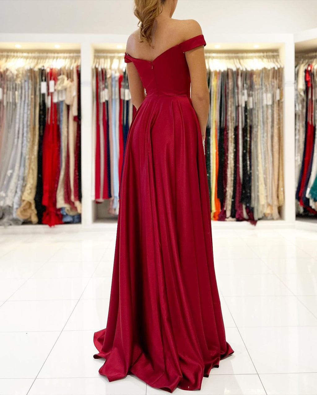 Robe de bal longue en satin stretch, coupe trapèze simple, épaules dénudées et fente.
