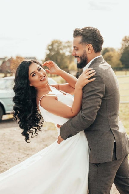 Vestido de novia sencillo de satén, corte en A, sin mangas y con abertura lateral