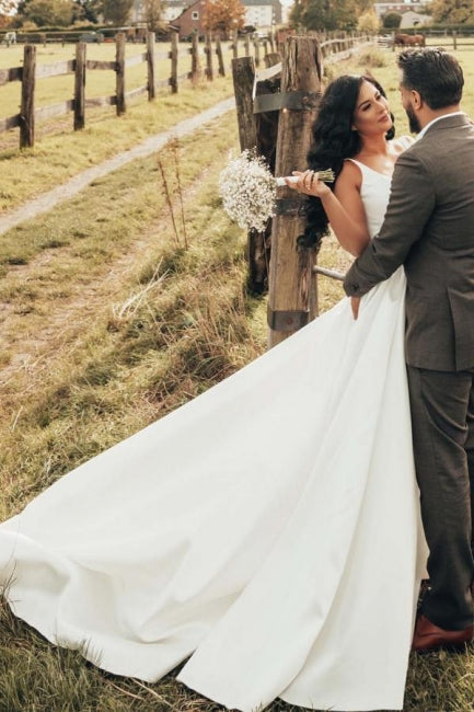 Vestido de novia sencillo de satén, corte en A, sin mangas y con abertura lateral