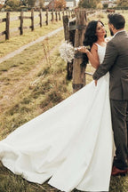 Vestido de novia sencillo de satén, corte en A, sin mangas y con abertura lateral