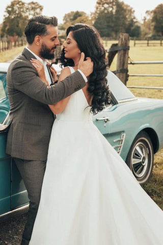 Vestido de novia sencillo de satén, corte en A, sin mangas y con abertura lateral