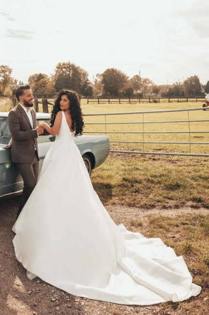 Vestido de novia sencillo de satén, corte en A, sin mangas y con abertura lateral