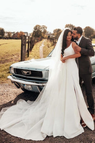 Vestido de novia sencillo de satén, corte en A, sin mangas y con abertura lateral