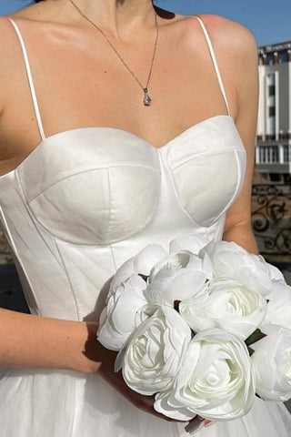 Vestidos de novia sencillos de tul con tirantes finos y corte en A