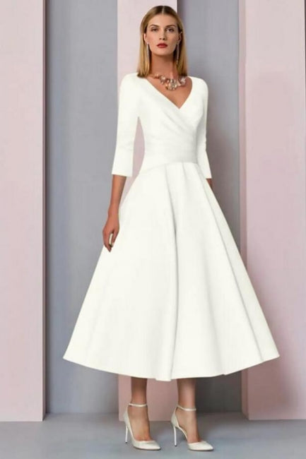 Vestidos de novia sencillos de satén, corte en A, escote corto en V y manga larga